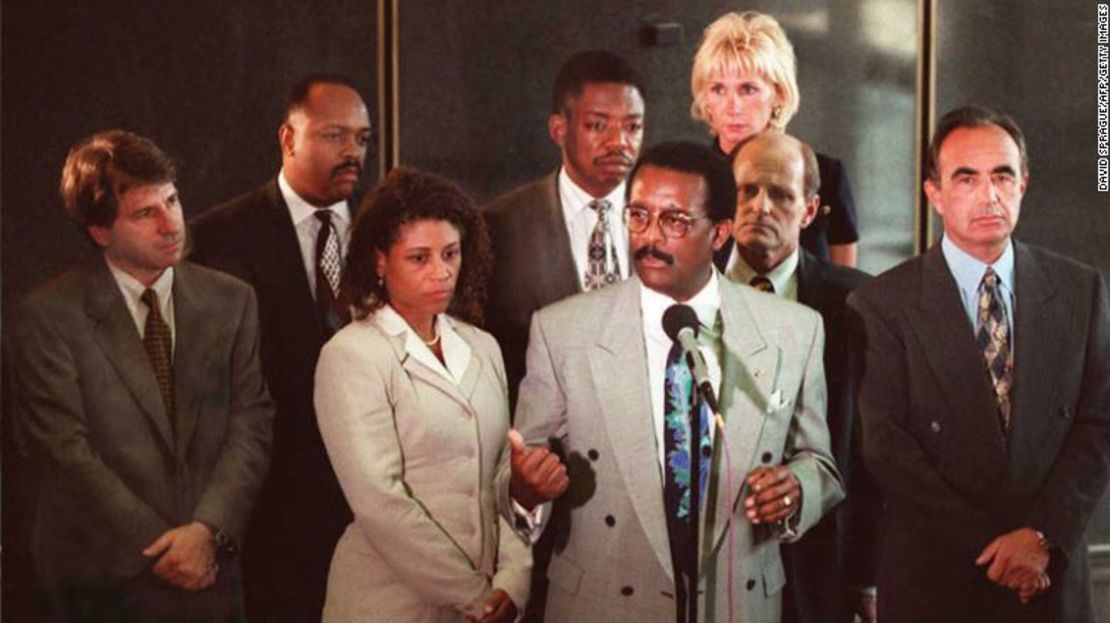 El equipo de defensa de O.J. Simpson. De izquierda a derecha, Barry Scheck, Howard Harris, Shawn Chapman, Carl Douglas, Johnnie Cochran, Robert Blazier, Jo-Ellan Dimitrius (detrás de Blazier) y Robert Shapiro.