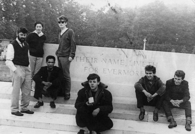 Una de las primeras formaciones de The Beatles fotografiada, posiblemente por John Lennon, en el Homenaje de Guerra de Arnhem, en el este de los Países Bajos, durante un viaje a Hamburgo, el 16 de agosto de 1960. Sentados frente a la inscripción 'Their Name Liveth For Evermore' están (de izquierda a derecha) el mánager de The Beatles, Allan Williams; su esposa Beryl; el socio de Williams y cantante Lord Woodbine; Stuart Sutcliffe; y Paul McCartney, George Harrison (1943-2001) y Pete Best.