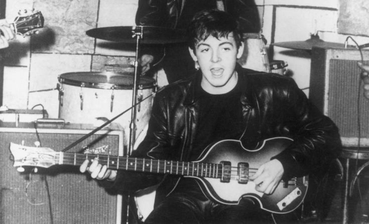 Alrededor de 1960, Paul McCartney en el escenario del club nocturno Cavern de Liverpool durante los primeros momentos del grupo The Beatles.