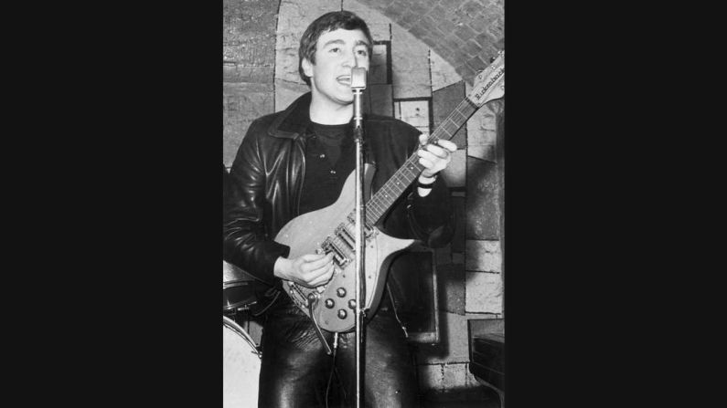 Diciembre de 1961: el cantante, guitarrista y compositor John Lennon de The Beatles en vivo en el escenario del Cavern Club en Matthew Street, Liverpool.