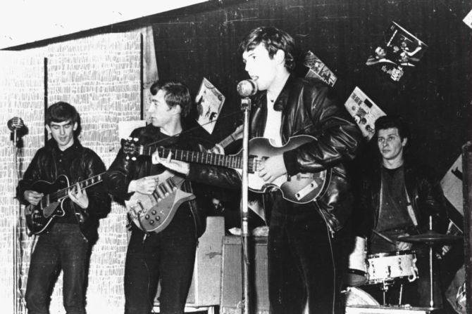 The Beatles tocan en un club antes de firmar su primer contrato de grabación, en Liverpool, Inglaterra, en 1962. De izquierda a derecha: George Harrison, John Lennon, Paul McCartney y el baterista original Pete Best.