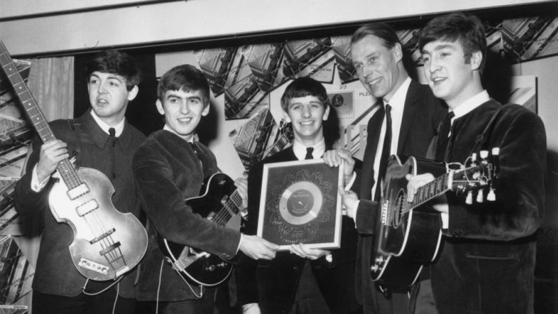 8 de abril de 1963: The Beatles sostienen su disco de plata junto a George Martin de EMI.