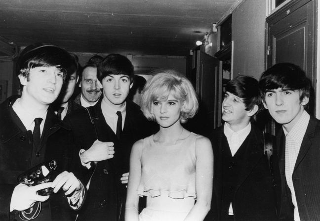 18 de enero de 1964: The Beatles después de su espectáculo en París, con su coprotagonista la cantante francesa Sylvie Vartan.