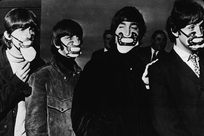 The Beatles caminan en fila india, todos con máscaras de niebla antes de un concierto en Manchester, Inglaterra, en 1965.