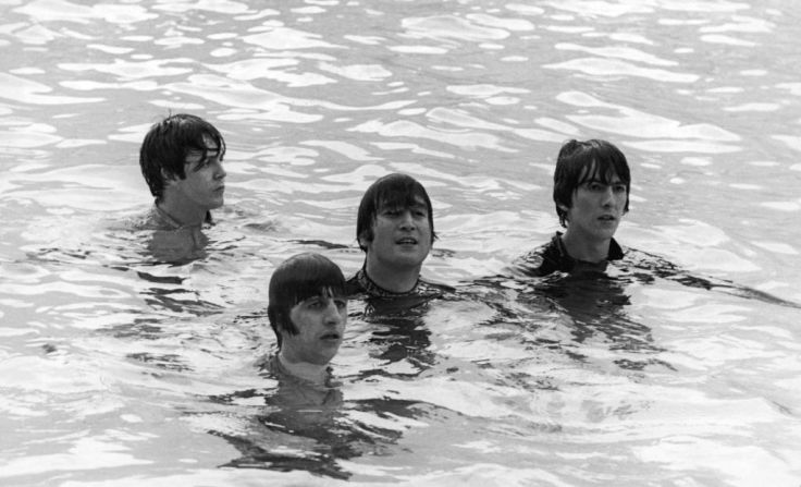 Los miembros del grupo The Beatles se meten en una piscina durante el rodaje de la película "Help" en el Nassau Beach Hotel, Nassau, Bahamas, el 26 de febrero de 1965.