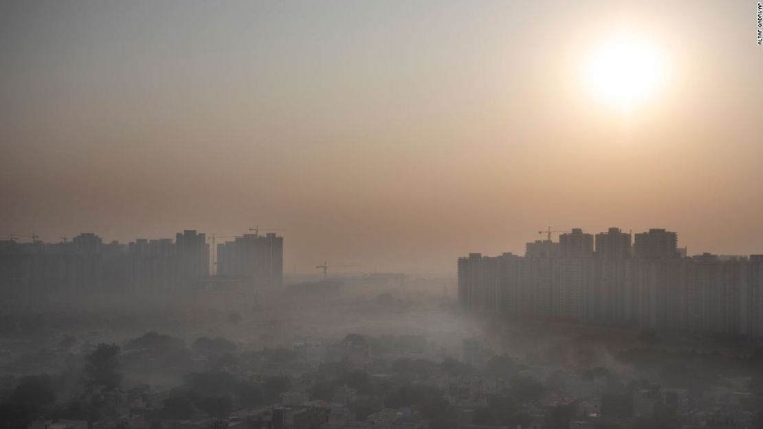 La bruma matinal envuelve el horizonte en las afueras de Nueva Delhi, India, en octubre de 2020.