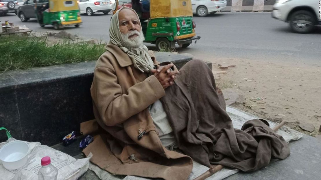 Gulpreet Singh pide comida frente a la estación South Campus de Nueva Delhi. Le cuesta respirar por la contaminación.