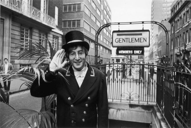 27 de noviembre de 1966: John Lennon vestido como comisario de un baño público durante el rodaje del especial de Navidad "Not Only...But Also", protagonizado por Peter Cook y Dudley Moore. Se encuentra fuera de un baño público cerca de Berwick Street, en el Soho londinense.