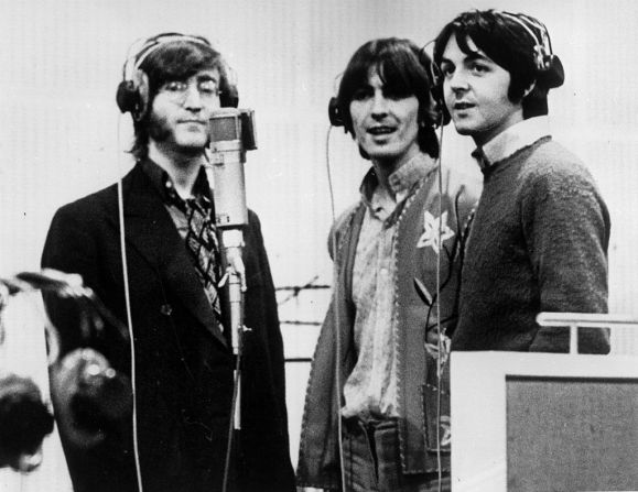 En 1968, tres miembros de The Beatles, John Lennon, George Harrison y Paul McCartney, graban voces en un estudio para su nueva película de dibujos animados 'Yellow Submarine'.