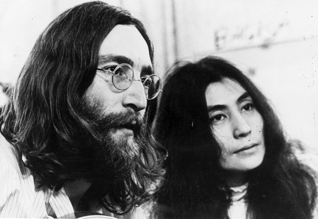1969: John Lennon, cantante, compositor y guitarrista de The Beatles con su esposa Yoko Ono escuchando la reproducción de una de sus cintas.