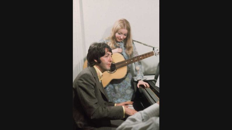 Alrededor de 1970: la cantante folk galesa Mary Hopkin, que grabó para Apple, la compañía discográfica de The Beatles, con Paul McCartney.