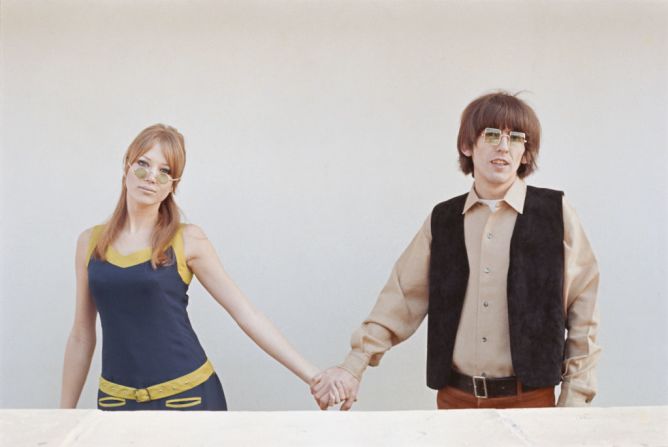 El guitarrista George Harrison de The Beatles con su esposa, la modelo Pattie Boyd, alrededor de 1970.
