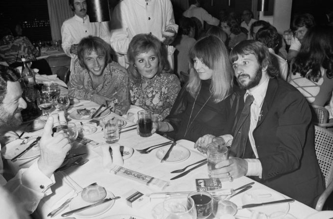 El baterista Ringo Starr de The Beatles fotografiado a la derecha con su esposa Maureen Starkey, la cantante escocesa Lulu y su esposo Maurice Gibb de los Bee Gees en una recepción para celebrar la boda de Cynthia Lennon y Roberto Bassanini en Londres el 31 de julio de 1970.