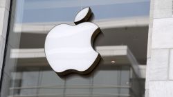 CNNE 1106622 - apple demanda a nso group por software espia