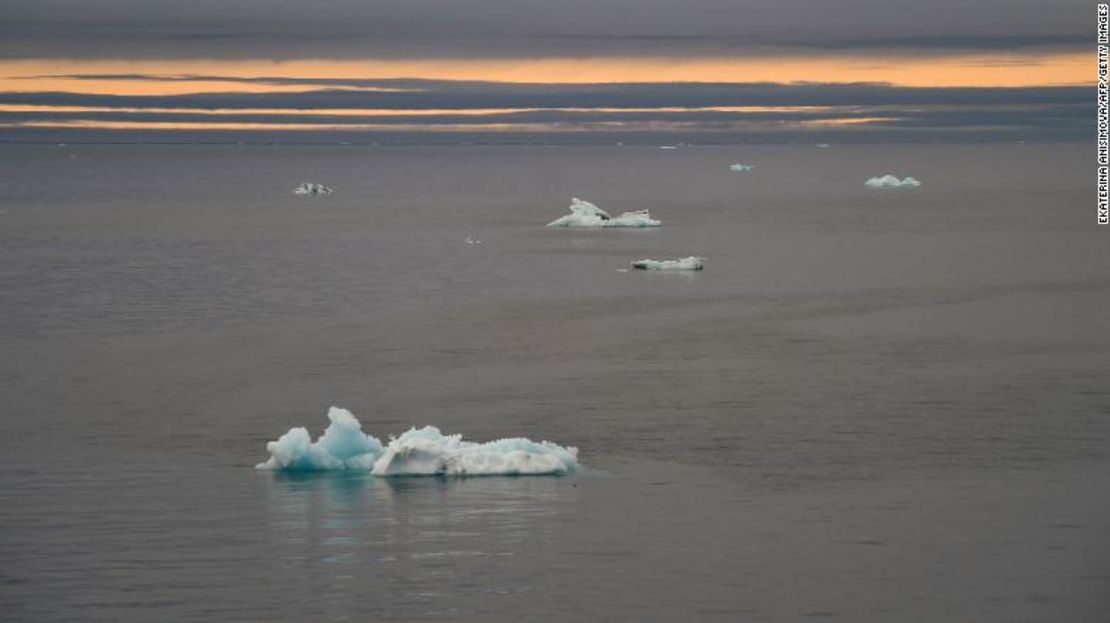 Témpanos en el océano Ártico frente al archipiélago de Tierra de Francisco José el 16 de agosto de 2021.