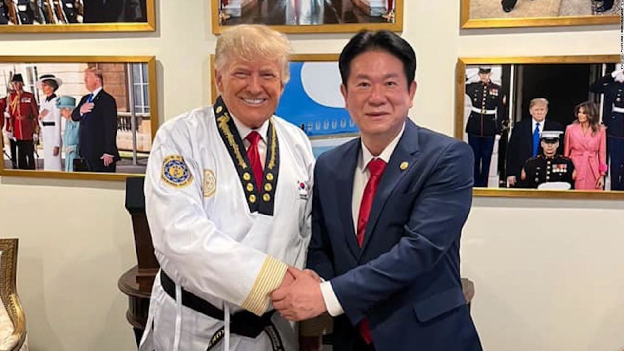 CNNE 1106909 - trump, cinta negra honoraria en taekwondo