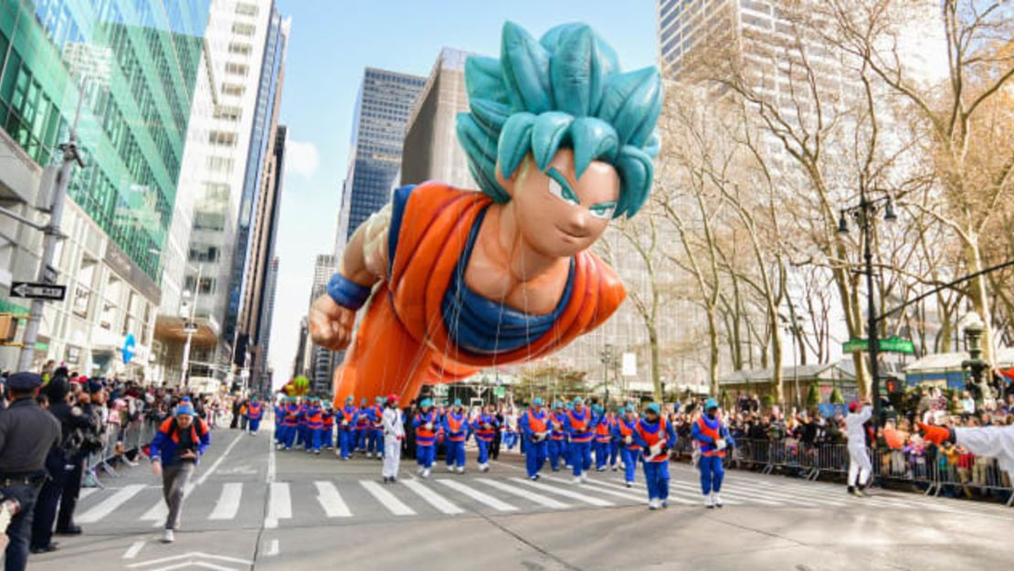 Un globo de Goku pasa flotando en el 93 ° Desfile Anual del Día de Acción de Gracias de Macy's el 28 de noviembre de 2019. El evento de 2021 traerá de vuelta la ruta del desfile más larga. James Devaney / Getty Images