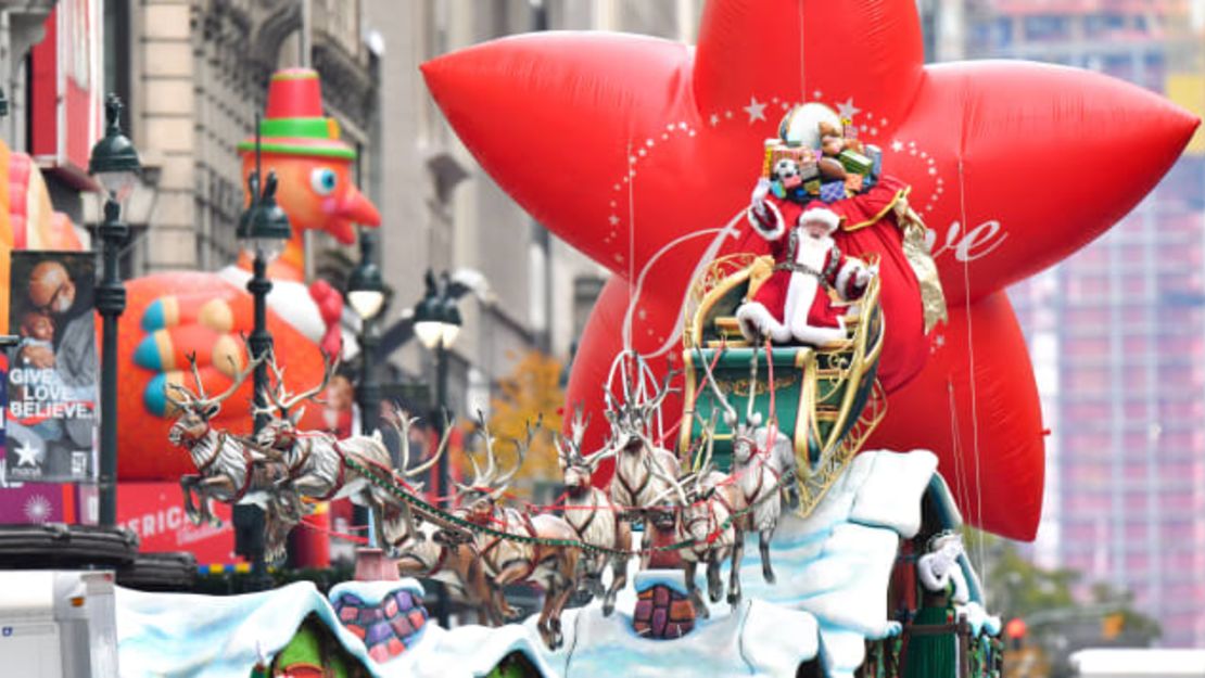 Los pronósticos dicen que Papá Noel no tendrá problemas climáticos importantes para su aparición en el desfile en 2021. James Devaney / Getty Images