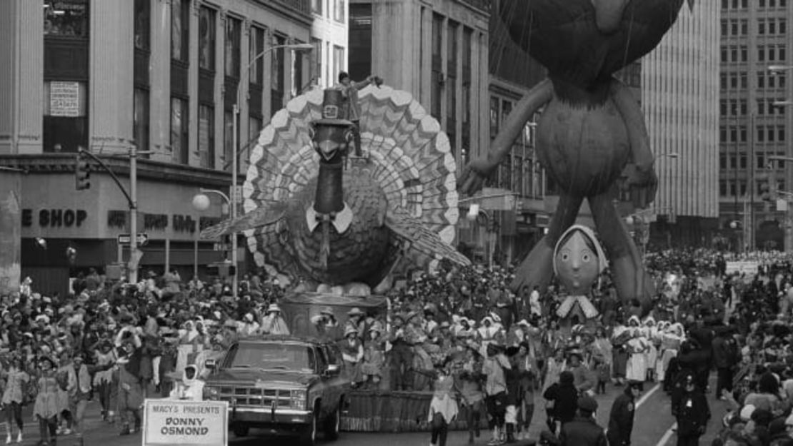 El animador Donny Osmond se paró encima de una carroza de pavos durante el desfile de 1981. AP