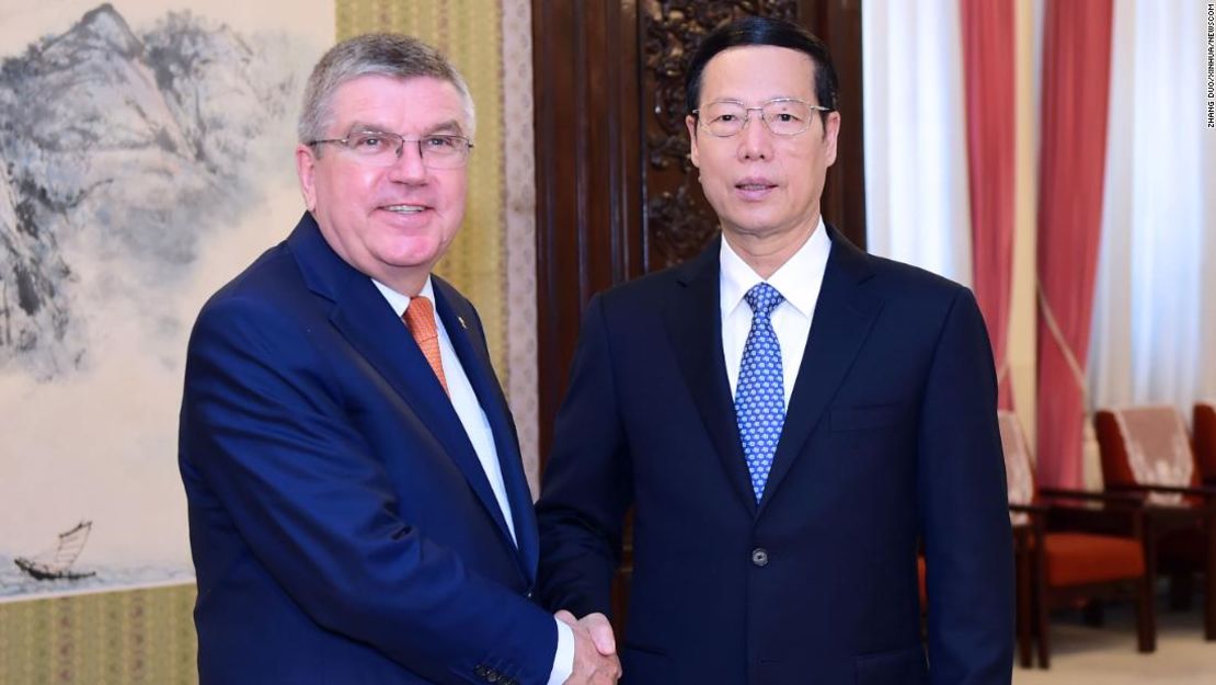 El ex viceprimer ministro de China Zhang Gaoli con el presidente del Comité Olímpico Internacional, Thomas Bach, en Beijing el 12 de junio de 2016.