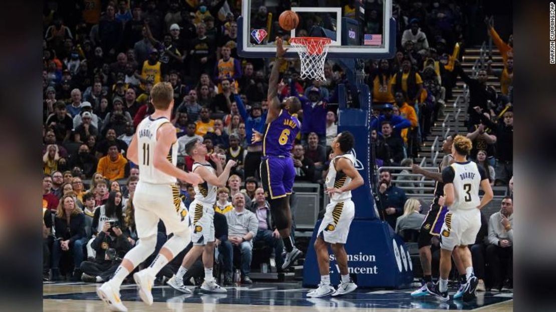 LeBron James tira durante la segunda mitad contra los Pacers de Indiana.