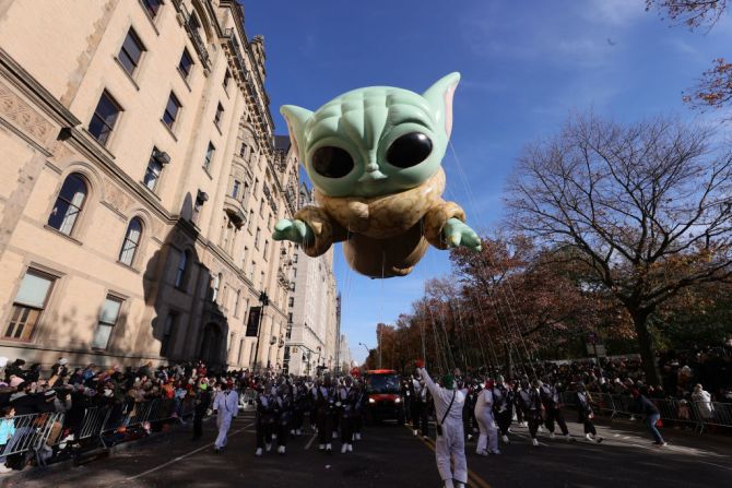 El globo de Baby Yoda hace su primera aparición en un fesfile de Acción de Gracias de Macy's, el 25 de noviembre de 2021 en la ciudad de Nueva York.