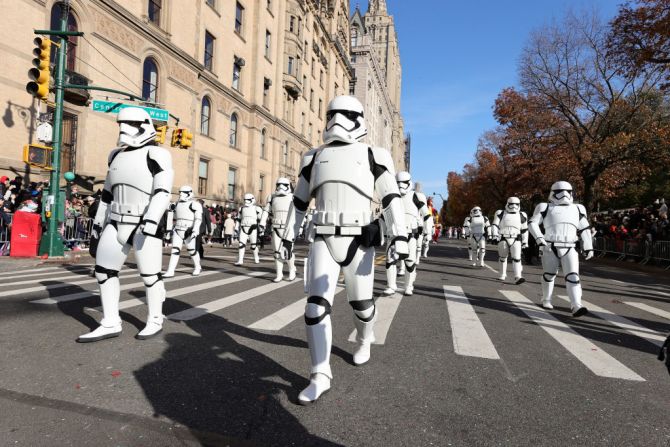 Stromtroopers, de Star Wars, durante la edición 95 del desfile de Acción de Gracias de Macy's.