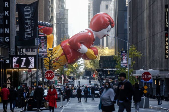 Ronald McDonald hace su primera aparición en un desfile de Acción de Gracias de Macy's.