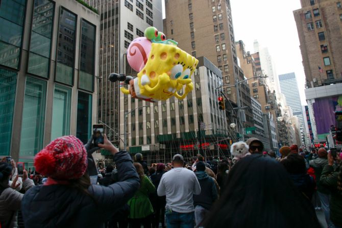 El globo de Bob Esponja durante el desfile de Acción de Gracias de Macy's.