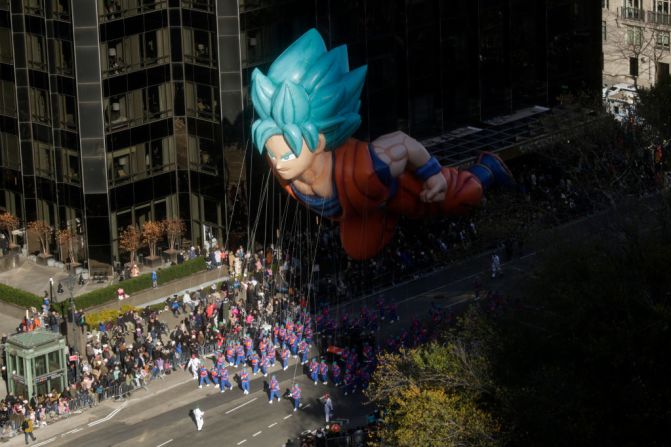 Gokú, en una de sus fases de la saga Dragon Ball Super, "sobrevuela" el desfile de Acción de Gracias de Macy's.