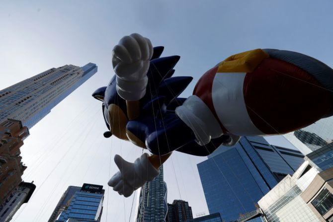 El globo de Sonic en el desfile de Acción de Gracias de Macy's.