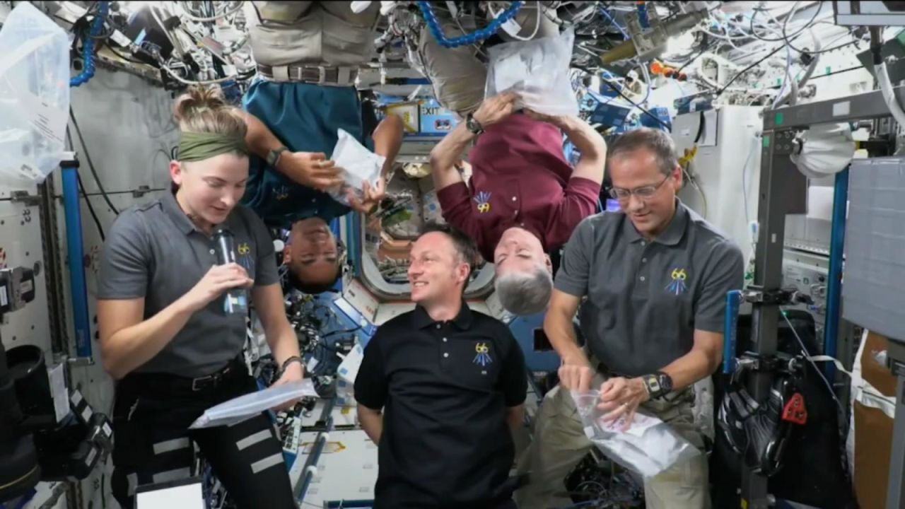 Acción de Gracias 2021: el menú de Acción de Gracias para la tripulación internacional durante Acción de Gracias incluye sopa de cangrejo, pavo asado, papas gratinadas, ñame confitado y tarta de cereza y arándanos. Crédito: NASA