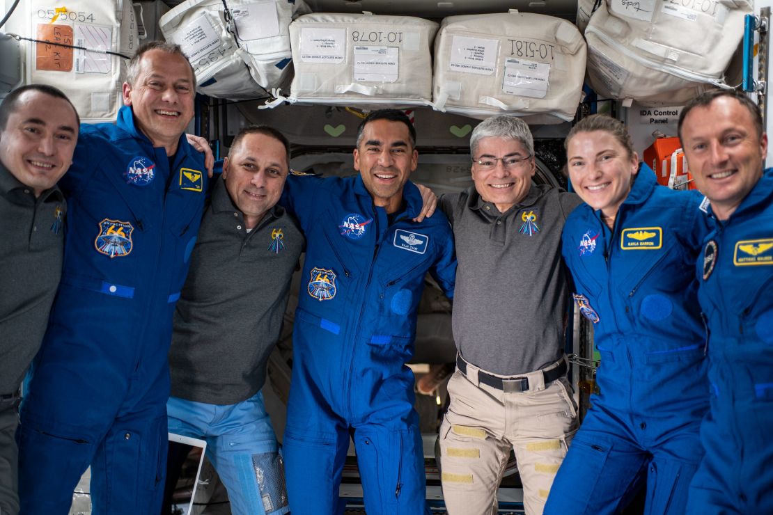 Los siete miembros de la tripulación de la Expedición 66, de izquierda a derecha, Pyotr Dubrov de Roscosmos; el astronauta de la NASA Thomas Marshburn; Anton Shkaplerov de Roscosmos; los astronautas de la NASA Raja Chari, Mark Vande Hei y Kayla Barron; y el astronauta de la ESA Matthias Maurer. Crédito: NASA