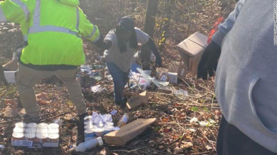 La gente trabaja para recoger los paquetes arrojados a un barranco de Alabama.