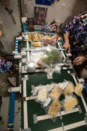 Acción de Gracias 2017: así es como los astronautas preparan la mesa para compartir la cena.