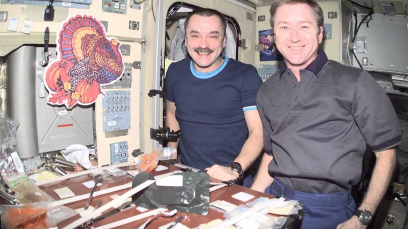 Acción de Gracias de 2001: miembros de la tripulación de la Expedición 3 disfrutan de la cena de Acción de Gracias y decoran con un pavo la estación espacial.