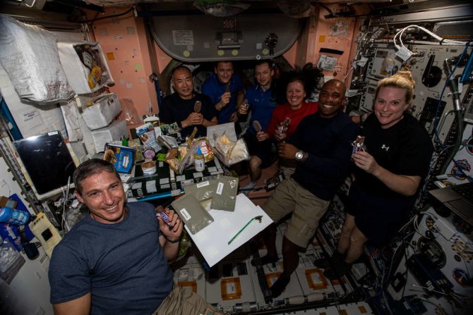Acción de Gracias 2020: los siete astronautas de la Expedición 64 disfrutan de la comida de Acción de Gracias que incluye paletas y chocolates helados de postre.