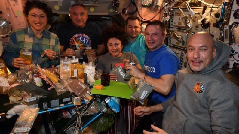 Acción de Gracias 2019: la tripulación de la Expedición 61 disfruta el pavo al horno, o siento más exactos, los paquetes de pavo ahumado que calentaron en la estación espacial.