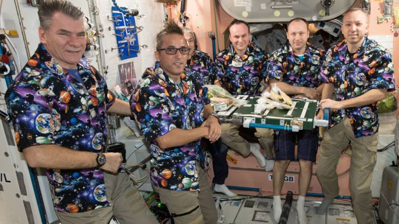 Acción de Gracias 2017: la tripulación de la Expedición 53 se uniformó con camisetas del espacio para disfrutar de su cena de Acción de Gracias que incluyó ensalada, papas, pavo y chocolates.
