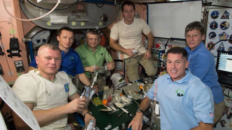 Acción de Gracias 2016: la tripulación de la Expedición 50 posan en la mesa antes de disfrutar su cena.