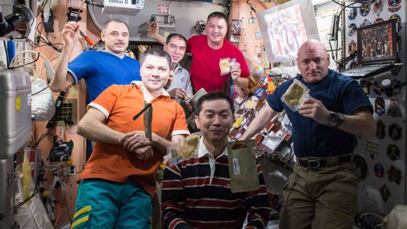 Acción de Gracias 2015: la tripulación de la Expedición 45 muestra su cena de Acción de Gracias compuesta por pavo ahumado, papas gratinadas, ñame confitado y maíz rehidratable.