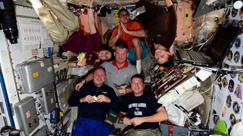 Acción de Gracias 2014: la tripulación de la Expedición 42 disfrutó del tradicional pavo ahumado, ejotes o habichuelas verdes, ñame confitado y un postre de frutas.
