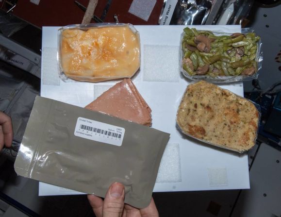 Acción de Gracias 2013: los astronautas de la expedición 38 de la NASA disfrutaron de su cena de Acción de Gracias que incluyó pavo, jamón, macarrones con queso, ejotes o habichuelas verdes y champiñones, y aderezo.