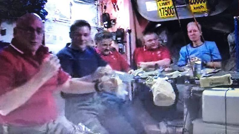 Acción de Gracias 2010: la tripulación de la Expedición 25 compuesta por astronautas de la NASA y Roscosmos compartieron la mesa para disfrutar de una cena de Acción de Gracias.
