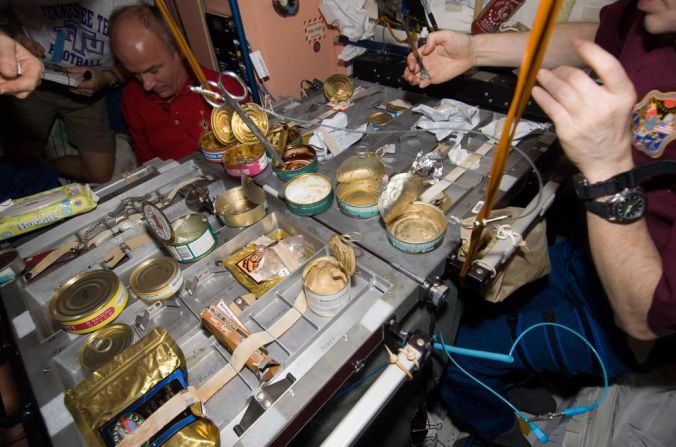 Acción de Gracias 2009: la estación espacial acogió la celebración de Acción de Gracias más grande y diversa hasta la fecha en 2009. Los 12 miembros de la tripulación representaron a Estados Unidos, Rusia, Bélgica y Canadá.