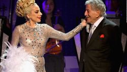 CNNE 1107492 - "la musica a veces puede ayudar a personas con alzheimer", dijo lady gaga sobre tony bennett