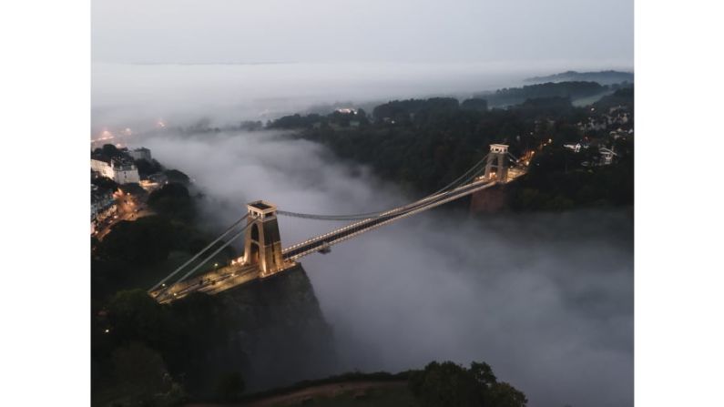 Puente colgante de Clifton, Inglaterra: "El puente actúa como una puerta de entrada a la ciudad (de Bristol), y la niebla agrega una cualidad mágica a una escena que ya es impresionante", explica el fotógrafo Sam Binding sobre su foto, que ganó la categoría de Inglaterra histórica.
