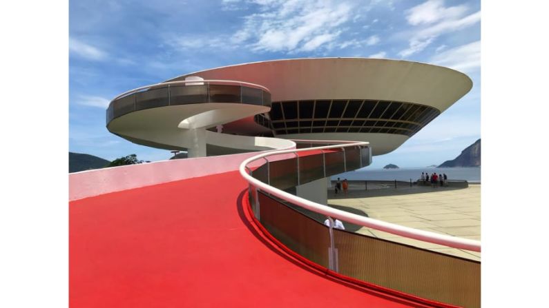 Museo de Arte Contemporáneo de Niterói, Brasil: la maravilla arquitectónica de Oscar Niemeyer es una atracción turística popular en Río de Janeiro. Esta foto fue tomada por un fotógrafo identificado solo como Alistair.