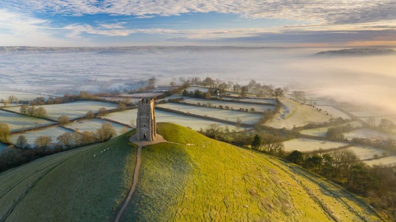 Torre de St. Michael, Inglaterra: en el condado de Somerset, esta torre es todo lo que queda de una iglesia construida en el siglo XIV. Adam Burton tomó esta imagen aérea de la torre y el área que la rodea.
