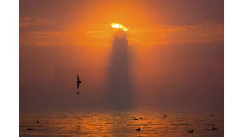 Faro del muelle de Scarborough, Inglaterra: el faro casi parece estar en llamas en esta espectacular puesta de sol capturada por el fotógrafo Andrew McCaren, con sede en Leeds.